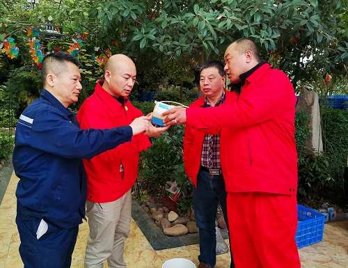 1605502254974201.jpg 图四:甲方监督与队领导就节点仪进行施工采集前的谋划.jpg