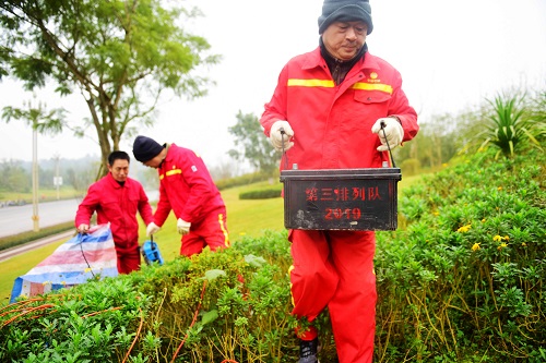 1611287570662951.jpg 图1:亲自将充满电的电瓶端到排列上.jpg