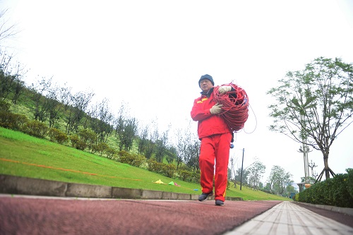 1611287622282443.jpg 图2:亲自搬运大线到测线上.jpg