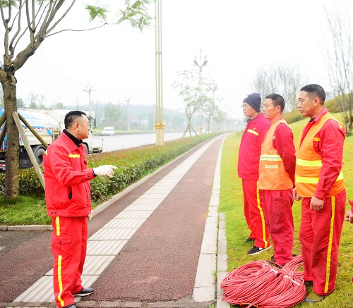 1611287662515627.jpg 图4:铺设排列前的班前会.jpg