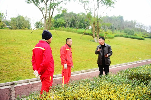 1611287700580417.jpg 图5:与云龙机场附近的老乡进行协调.jpg