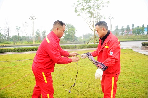 1611287718287232.jpg 图6:易春兵(右)与员工一道工作.jpg