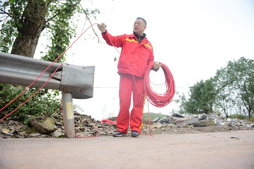 1611287743292984.jpg 图7:亲自铺设大线.jpg