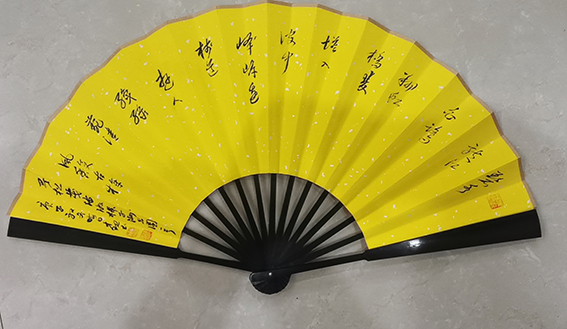 1614834835580244.jpg 颜才现作品5 吴松茂诗《游榉子洲公园》 草书释文:碧水龙江白鹭翔,虹桥双塔入波中。岸边栈道游人织,绿苑清风馥古樟。.jpg