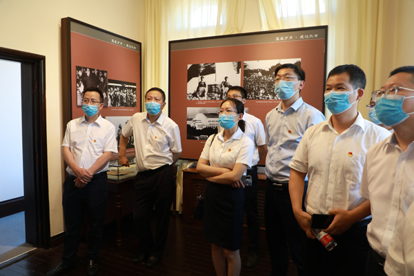 1624258967370930.jpg 参观主题展览.JPG