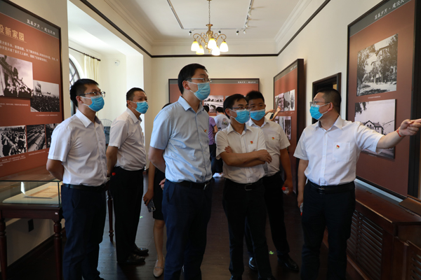 1624258989289335.jpg 参观主题展览2.JPG