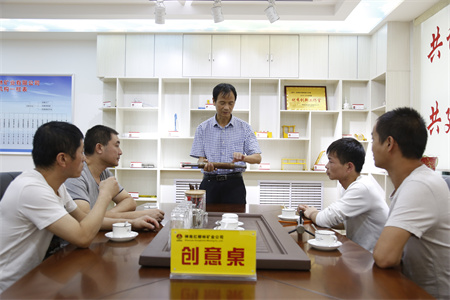 1629767580793554.jpg 大师工作室创客们正在研究创新项目.JPG