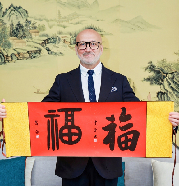 波兰第12任总理马尔钦凯维奇在华珍藏“书法双福” 再谱中波文明互鉴新篇章