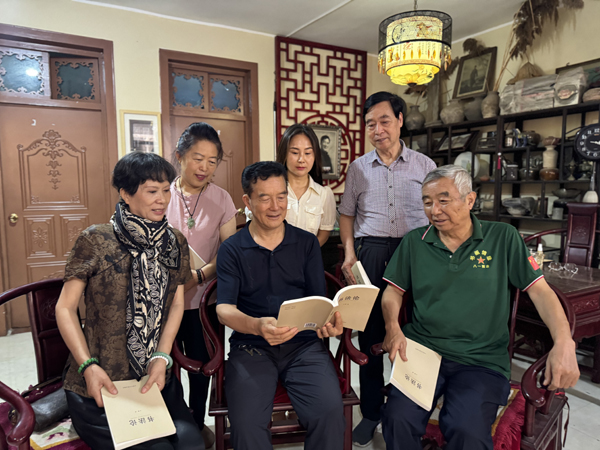 书香润墨韵 文脉续韩城 ——文化推广人薛晓丽向韩城市香山书画院赠送《书法论》