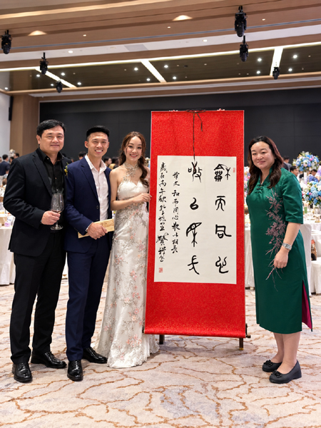 孔繁祥以篆书寄祝福赠予新加坡新婚夫妇
