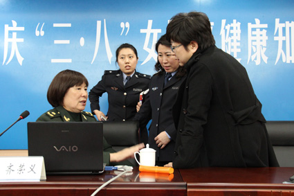 齐荣义教授给女民警解答健康问题 齐荣义教授给女民警解答健康问题