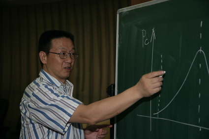 图为钱卫平讲课现场(敖天鹏摄)