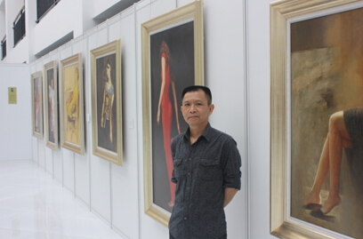 画家龚东庆与自己的参展作品