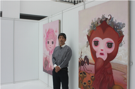 画家崔大勇与自己的参展作品