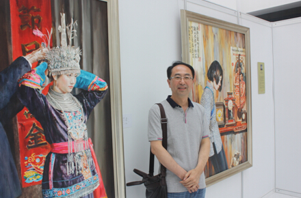 画家柴刚与自己的参展作品