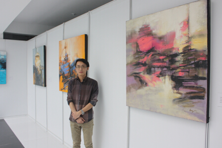 画家龚恒立与自己的参展作品