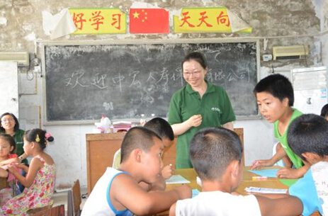 中宏志愿者给孩子们上美术课