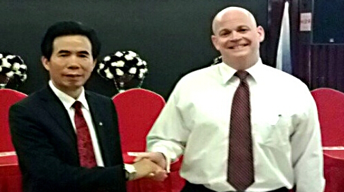 安卫华与Chris foos亲切握手