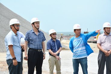 廖福兴（左二）视察福平铁路施工现场