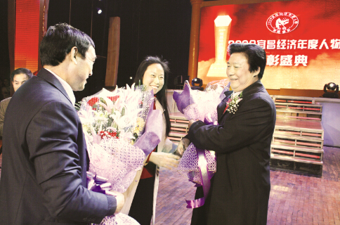 ●兴企富民大情怀，农民不忘致富恩，图为2009经济年度人物颁奖典礼上，龙泉村民给蔡宏柱献花