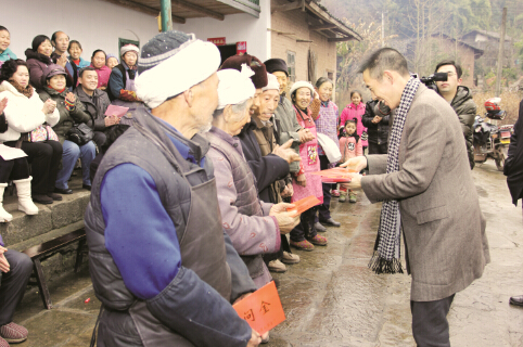 ●董事局主席李天忠慰问石柱贫困老人