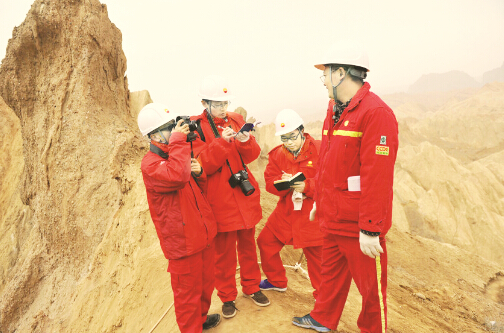 ●物探山地五队祝建军（右一）在工地上接受记者采访