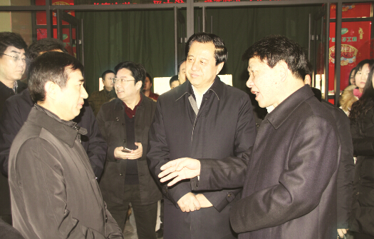●许昌市委书记王树山（中）听取众品集团公司董事长朱献福（左）的工作汇报。