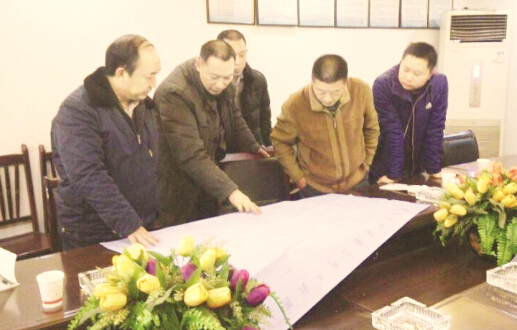 ●黄永富(左一) 一行在企业调研