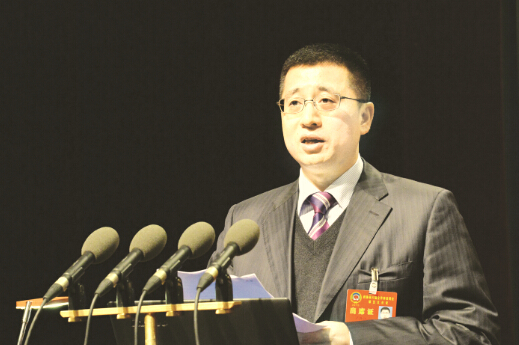 图为金华世贸大饭店总经理、喜瑞酒店管理公司董事长严振江在金华市政协大会上做《民以食为天——关于构建金华食品安全保障体系的呼吁和建议》报告。