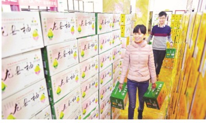 9-1 配文1-1 工作人员在逛特产网店下单。