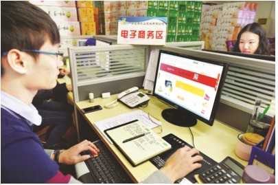 9-1 配文1-1 工作人员在逛特产网店下单。