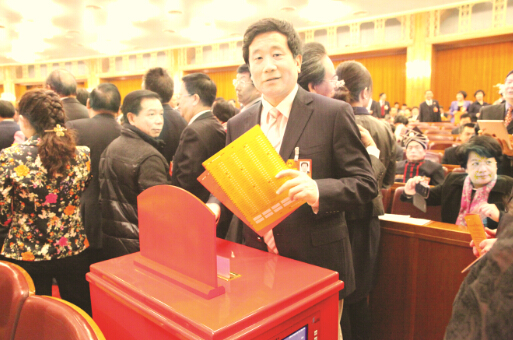 ●晏平董事长在第十二届全国人大代表会议上投票