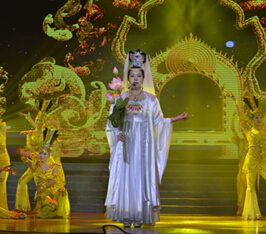 图为活动现场表演《千手观音》