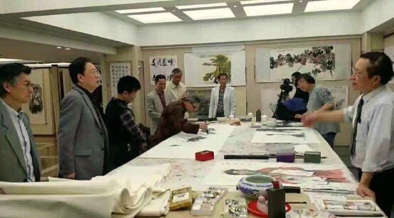 在揭阳市中天大厦书画交流現场，刘建吉 主席（左二）和执行主席 李大淮 先生（左一）与到场嘉宾作亲切交谈。