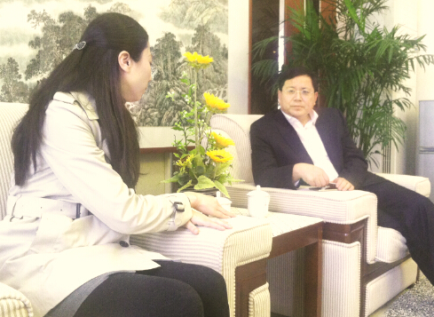 ●王百胜（右）向浙商投资代表“钱江置业”了解企业在鲅鱼圈的运行情况。