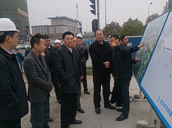 武汉市委常委胡立山、董事长谢先启视察雄楚大街改造工程