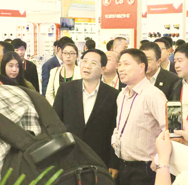 ●李强（左）在王拓宇陪同下视察环宇展厅。
