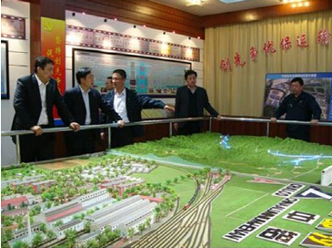 图为马同和一行参观陆港公司沙盘模型，听取发展规划介绍