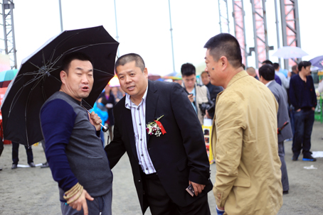 李总在博览会现场与犬友交流