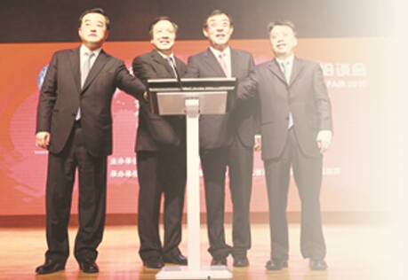 马培华、周本顺、张庆伟、童道驰共同启动开幕按钮。