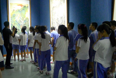 图2 和平中英文学校的师生观看展览