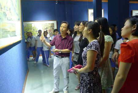 图3 向观众讲解展品的艺术特色