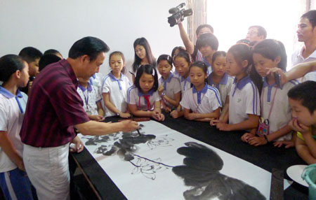 图4 谢泰伟为和平中英文学校的学生（主要是农民工子女）作中国画...