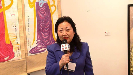 四川女画家胥薇在介绍她参加纽约国际艺术博览会画作