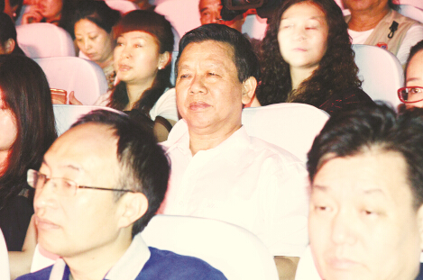 坐在观众席的陈克忠先生