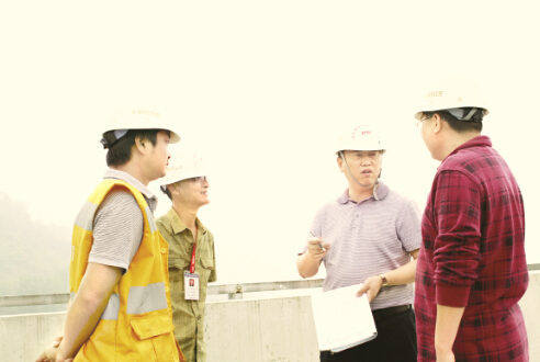 ●周宏（右二）在渝利铁路工程现场要求管理人员严控安全