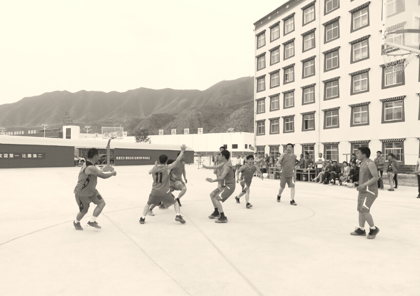篮球赛场上队员们积极拼抢