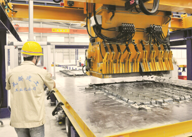 ●成都建工建筑工业化生产线上的布料机正在布料