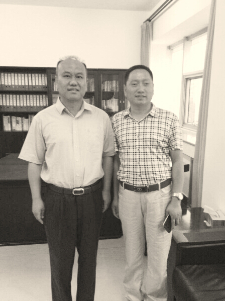 清丰县委书记鲁彦峰（左）接受本报记者采访后合影