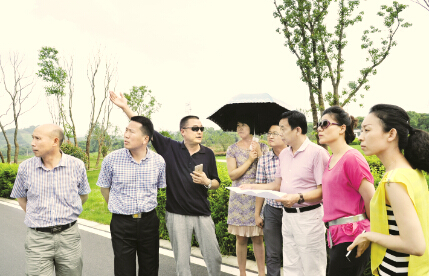 ●图为金华市、金东区两级招商干部陪同投资商实地考察澧浦镇的风景绿道。